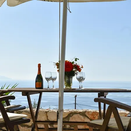 Ξενοδοχείο με διαμερίσματα σπυριδούλα Λουρδάτα