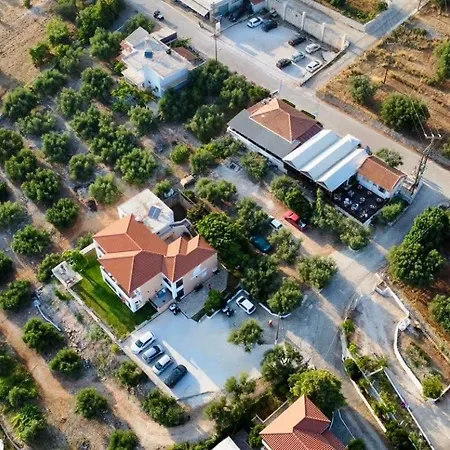 Ξενοδοχείο με διαμερίσματα σπυριδούλα Λουρδάτα